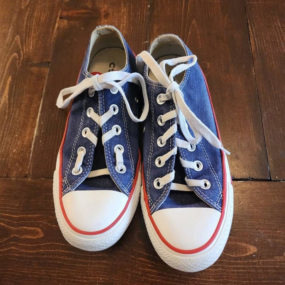 Chuck Taylor Converse AllStars Denim Blue Low Tops With Heart Accent Size Mens 4